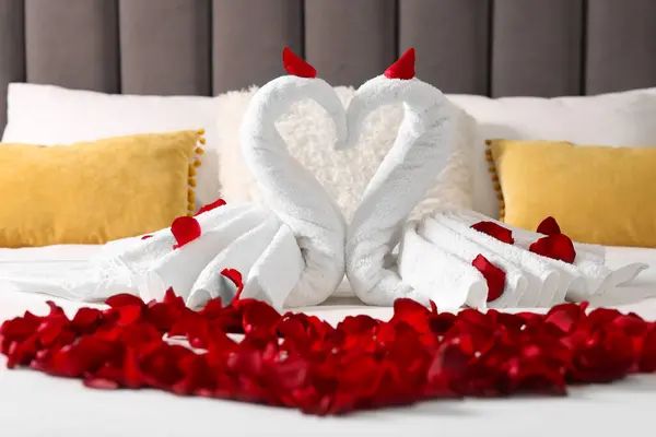 Huwelijksreis Zwanen Gemaakt Met Handdoeken Mooie Rozenblaadjes Bed — Stockfoto