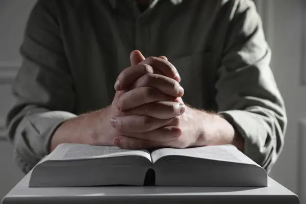 Religione Uomo Cristiano Che Prega Sulla Bibbia Chiuso Primo Piano — Foto Stock