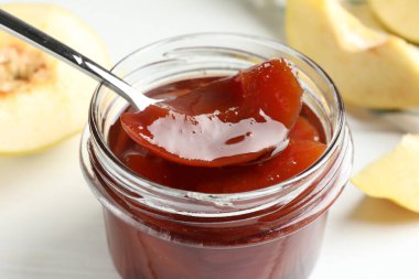 Masada kavanozdan lezzetli ev yapımı ayva reçeli alıyorum. Yakın plan.