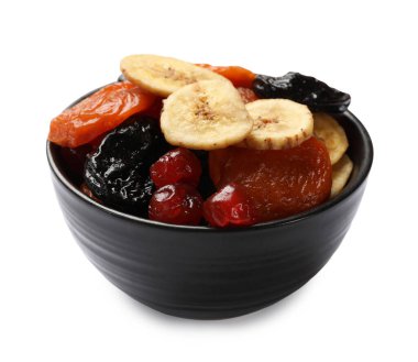 Beyaza izole edilmiş lezzetli kurutulmuş meyve karışımı.