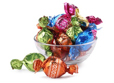 Beyaz üzerine izole edilmiş renkli ambalajlarla dolu bir kâse.
