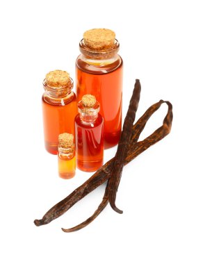 Beyaz üzerine izole edilmiş Aromatik vanilya özü ve kapsüller