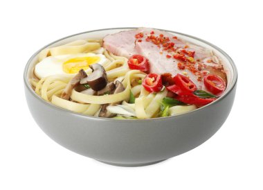 Beyaza izole edilmiş kasedeki lezzetli ramen. Erişte çorbası.