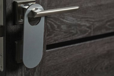 Metal sapı boş ahşap kapılı, yakın plan.