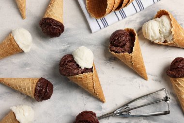Düz kompozisyon ve leziz dondurma külahları açık dokulu masalarda waffle külahları.