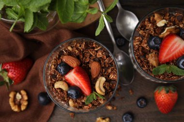 Lezzetli granola, böğürtlen, fındık ve nane.