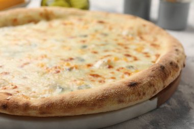 Masada leziz peynirli pizza, yakın çekim manzaralı.