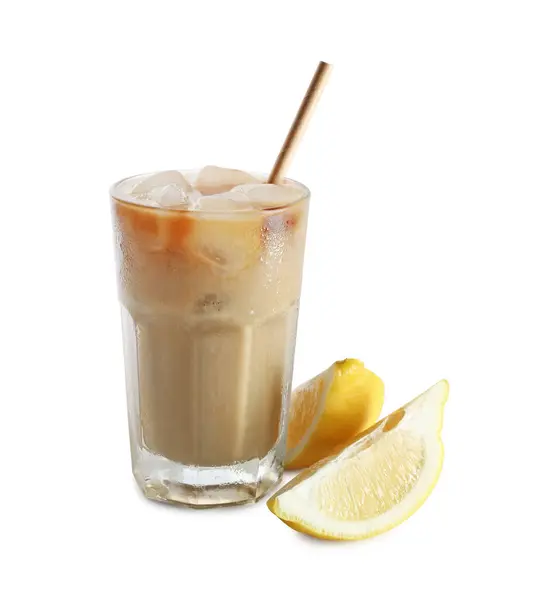 グラスにミルクが入ったアイスコーヒーと 白で分離したレモンをカット — ストック写真