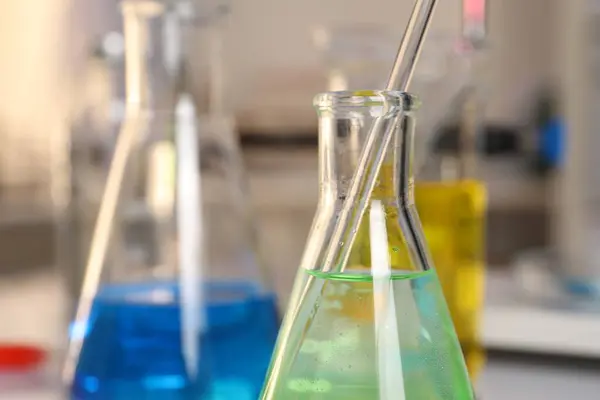Laboranalysen Gläser Mit Verschiedenen Flüssigkeiten Auf Dem Tisch Drinnen Nahaufnahme — Stockfoto