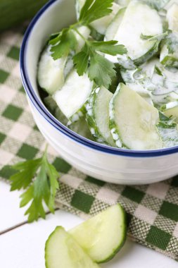 Beyaz masada salatalık salatası.