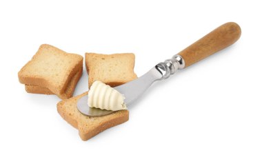 Tereyağı kıvırcığı, bıçak ve kuru ekmek parçaları beyaza izole edilmiş.