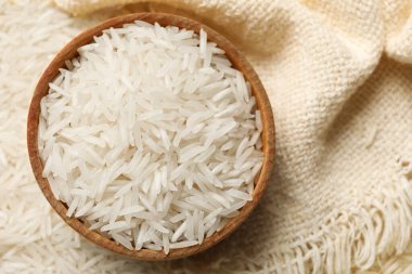 Çiğ basmati pilavı, kase ve kumaş, üst manzara.