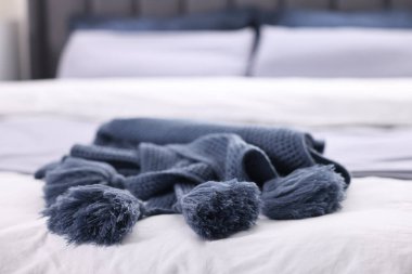 Yatak odasındaki yumuşak mavi ekose, yakın plan.