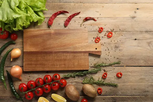 Yemek pişirme konsepti. Kesme tahtası ve ahşap masa üzerindeki farklı ürünler. Metin için boşluk