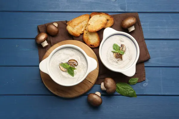 Sopa Cogumelos Deliciosa Vasos Cerâmicos Ingredientes Frescos Mesa Madeira Azul — Fotografia de Stock