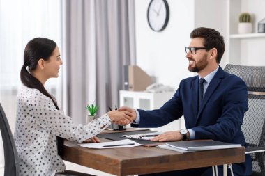 İstemci ile tokalaşırken ofisinde avukat