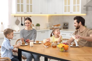 mutlu aile mutfak masasında kahvaltı