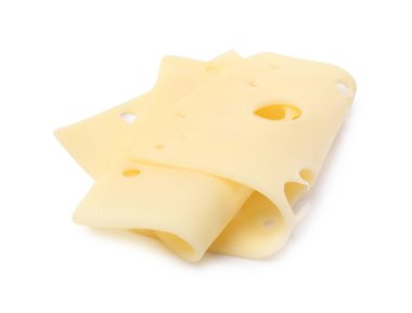 Lezzetli taze peynir dilimleri beyaz üzerine izole edilmiş.