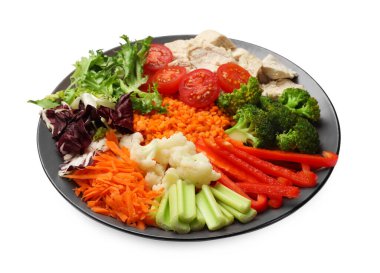 Dengeli beslenme ve sağlıklı yiyecekler. Beyaz üzerine izole edilmiş farklı lezzetli ürünler içeren tabaklar.