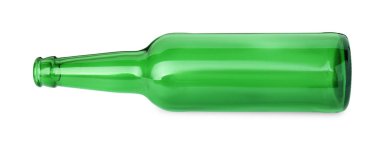 Beyaza izole edilmiş boş bir yeşil bira şişesi.