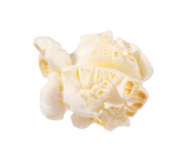 Lezzetli taze patlamış mısır çekirdeği beyaza izole edilmiş.