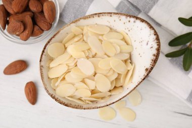 Taze badem gevrekleri ve fındıklar beyaz ahşap masada, düz yatıyordu.