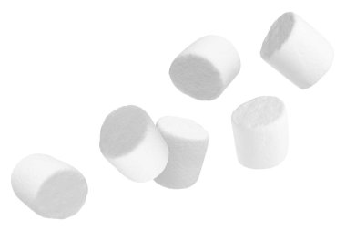 Beyaz arka planda uçuşan bir sürü leziz lokum.