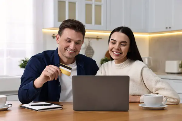 Szczęśliwa Para Laptopa Karty Kredytowej Zakupy Online Przy Drewnianym Stole — Zdjęcie stockowe