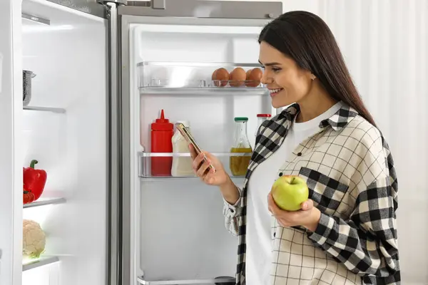 냉장고 사과와 스마트 — 스톡 사진