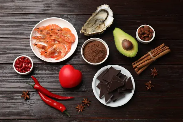 Afrodisíaco Natural Diferentes Produtos Alimentares Coração Decorativo Vermelho Mesa Madeira — Fotografia de Stock