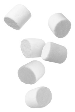 Beyaz arka planda uçuşan bir sürü leziz lokum.