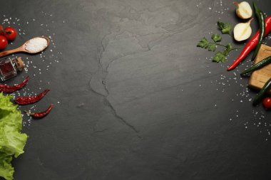 Yemek pişirme konsepti. Siyah masa üzerinde farklı ürünler, düz yatak. Metin için boşluk
