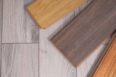 Yüzeyde farklı ahşap döşeme örnekleri, üst manzara. Metin için boşluk