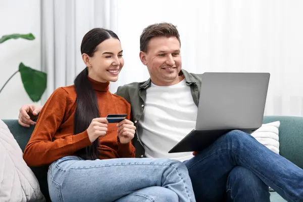 Casal Feliz Com Laptop Cartão Crédito Compras Line Juntos Casa — Fotografia de Stock