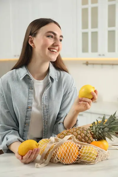 Donna Con Limoni Sacchetto Stringa Frutta Fresca Tavolo Marmo Chiaro — Foto Stock