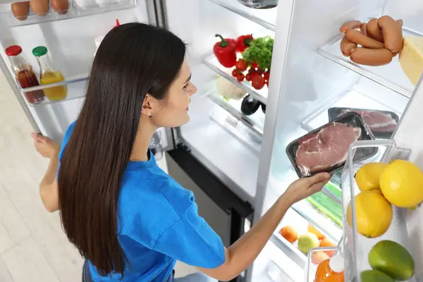 냉장고에서 고기의 — 스톡 사진