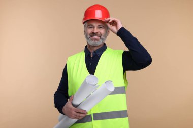 Kemerli mimar bej arka planda taslak tutuyor