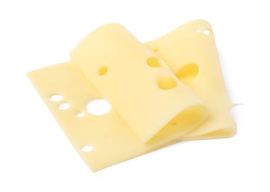 Lezzetli taze peynir dilimleri beyaz üzerine izole edilmiş.