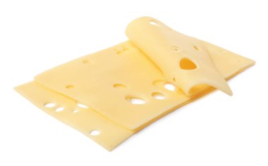 Lezzetli taze peynir dilimleri beyaz üzerine izole edilmiş.