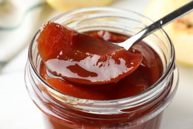 Masada kavanozdan lezzetli ev yapımı ayva reçeli alıyorum. Yakın plan.