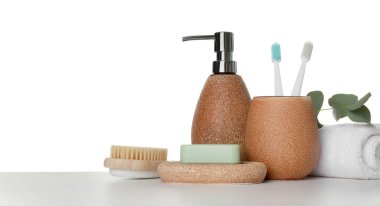 Banyo aksesuarları. Farklı kişisel bakım ürünleri ve okaliptüs dalı beyaz arka planda. Metin için boşluk