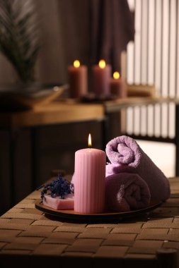 Kapalı alandaki bankta farklı spa ürünleriyle güzel bir kompozisyon.