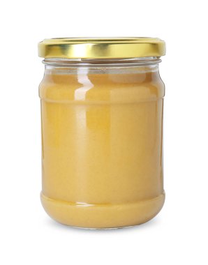 Cam kavanozdaki taze hardal sosu beyaza izole edilmiş.