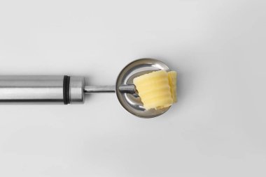 Tereyağı kıvrımlı kaşıkla beyaza izole edilmiş, üst manzara