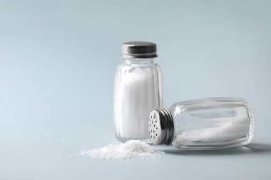 Renk arkaplanındaki karıştırıcılarda doğal tuz, metin için boşluk