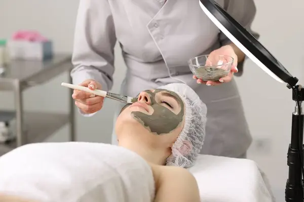 Kosmetolog Nanáší Ženskou Tvář Masku Klinice Detailní Záběr — Stock fotografie