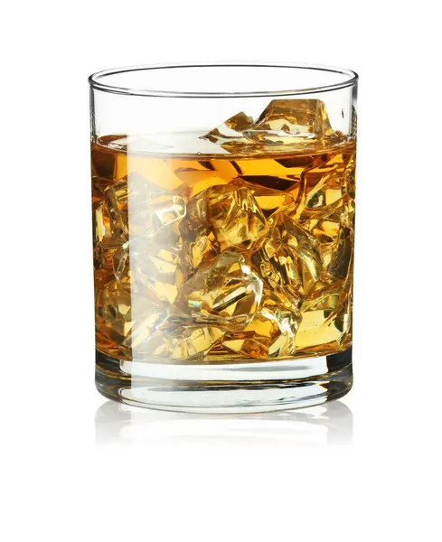 白で隔離されたガラスのウイスキーとアイスキューブ — ストック写真
