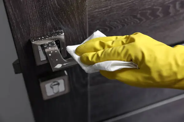 Manija Puerta Limpieza Mujer Con Detergente Toalla Papel Primer Plano Fotos De Stock Sin Royalties Gratis