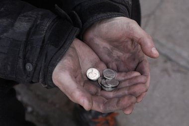 Dışarıda bozuk para tutan zavallı evsiz adam, yakın plan.