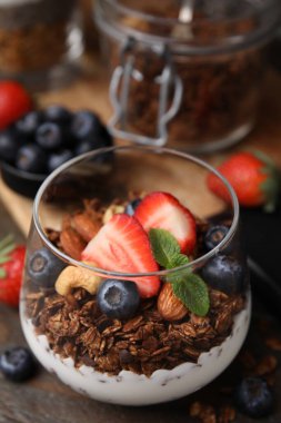 Böğürtlenli, fındıklı ve yoğurtlu leziz granola masada, yakın plan.